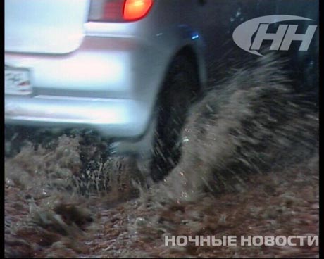 ЧП в Екатеринбурге: из-за аварии на насосной станции мощный поток холодной воды хлынул на проезжую часть. Чтобы очистить дорогу от наледи, пришлось перекрыть движение 